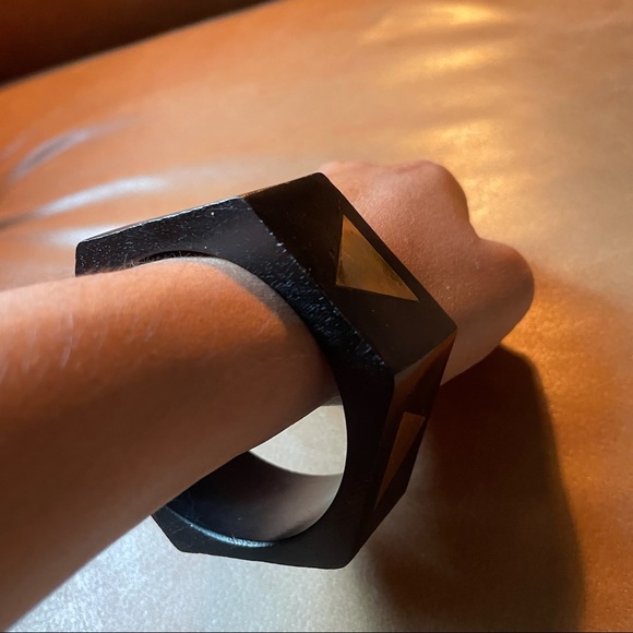 Wood bangle bracelet w triangle design inlay - Picture 3 of 8